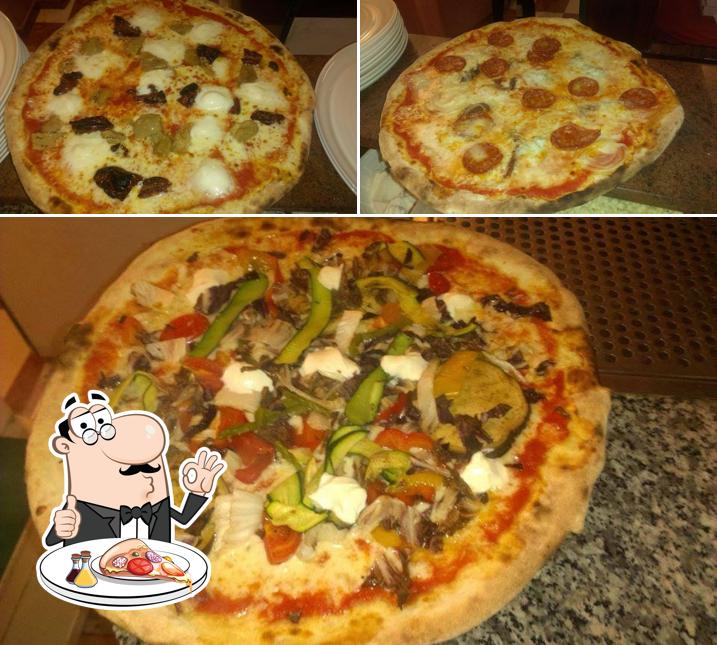 A Pizzeria ristorante "Al Portico", puoi goderti una bella pizza