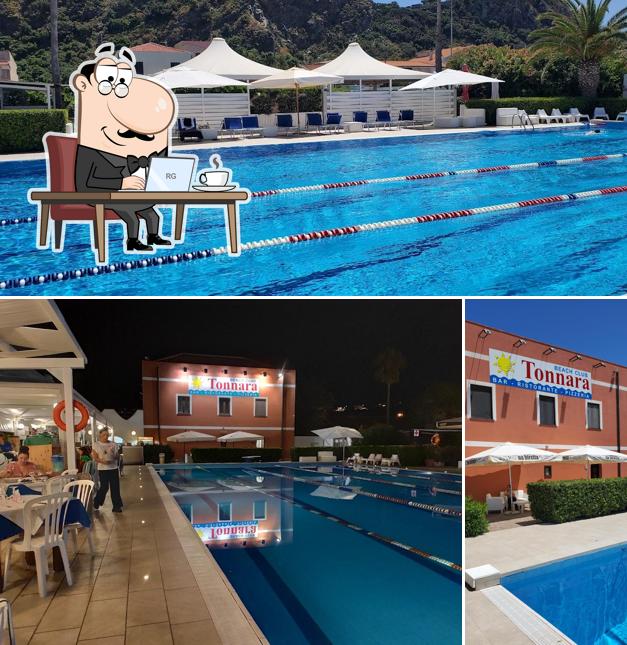 Siediti a un tavolo di Tonnara Beach Club