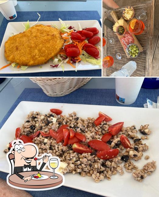 La cibo e interni del ristorante