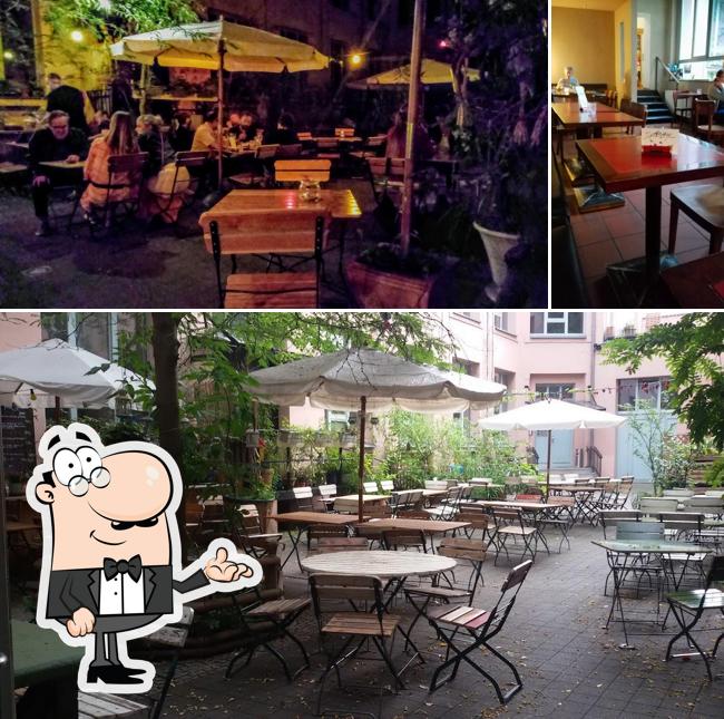 Installez-vous à l'une des tables de BARCELONA Tapas