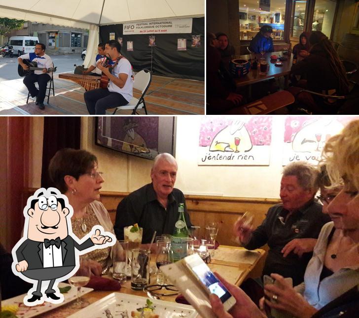 La interni e bancone da bar del ristorante