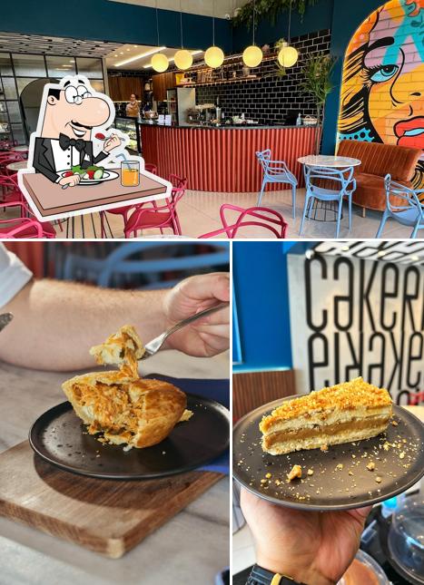 Entre diversos coisas, comida e interior podem ser encontrados no Cakeria - Confeitaria e Café
