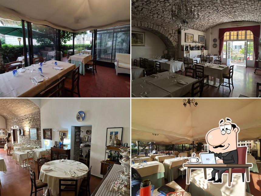 Siediti a un tavolo di Bosone Garden