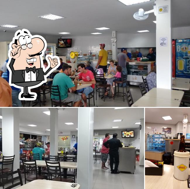 Sente em uma das mesas no Restaurante e Lanchonete Sobradinho