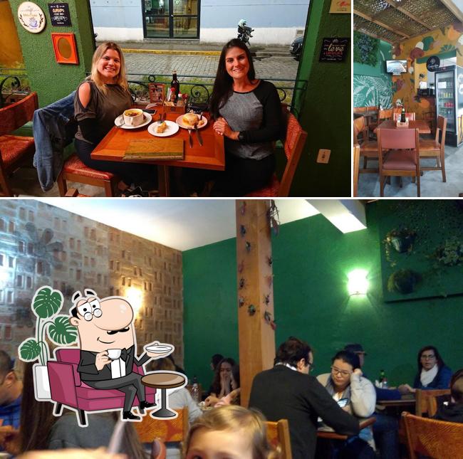 Sente em uma das mesas no Embaúba Café & Torteria