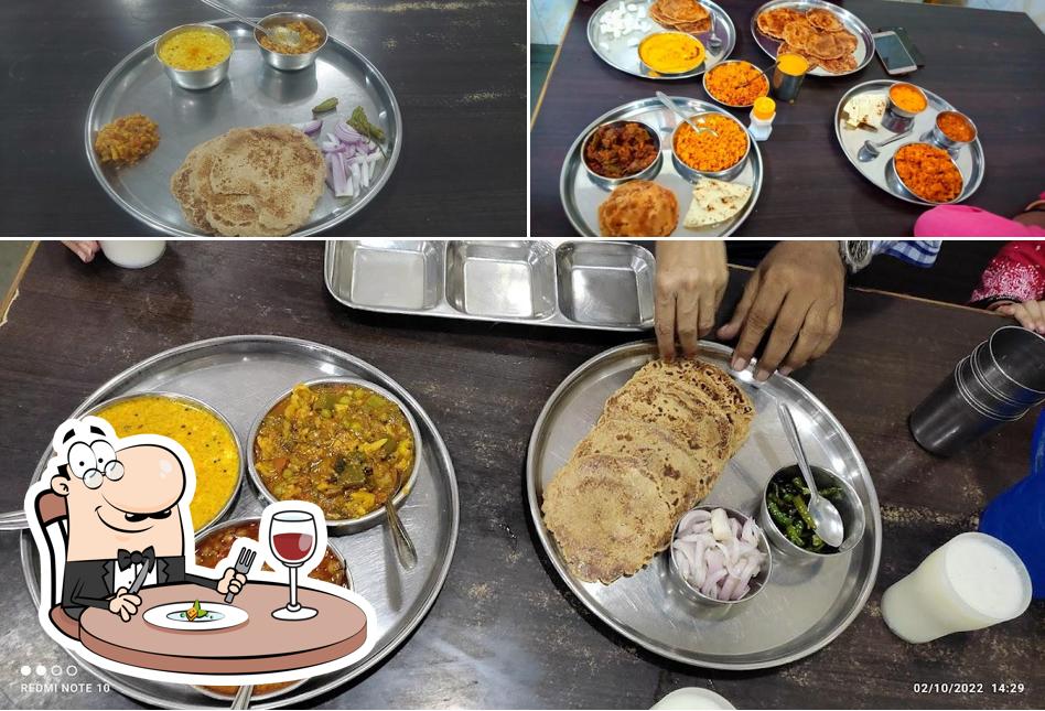 Food at Maganlal Bhakhri Shak wala, Geeta Restaurant