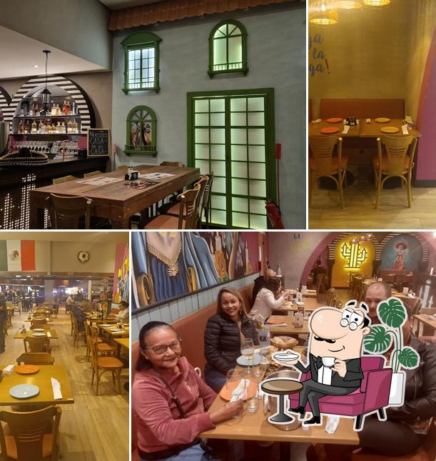 Sente em uma das mesas no Restaurante Guacamole Taqueria - Curitiba