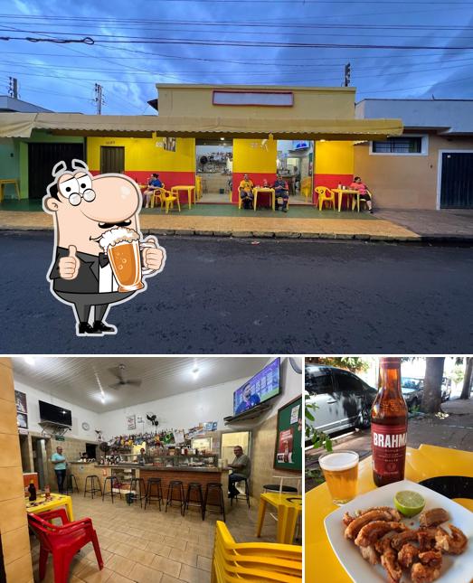 Desfute um copo de cerveja leve ou escura