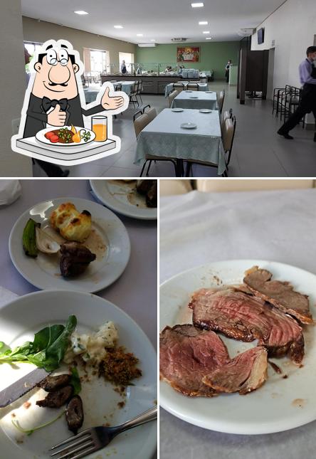 A comida e interior do restaurante