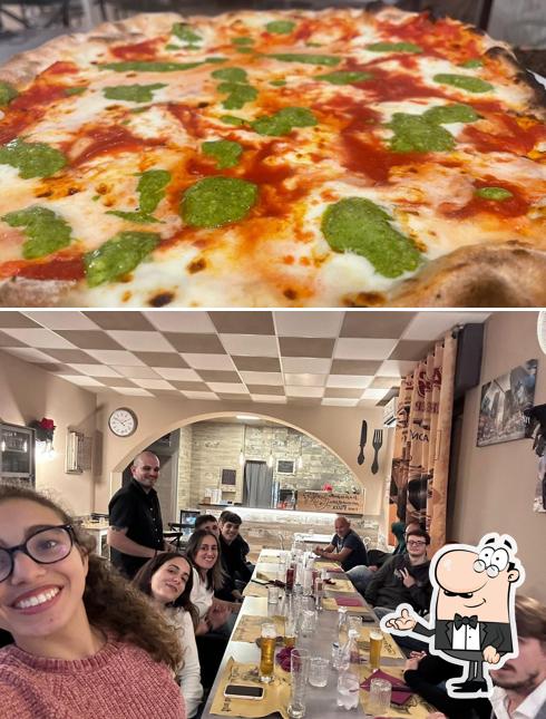 Siediti a un tavolo di Happy Pizza