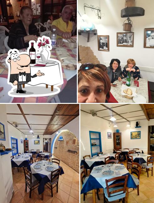 Guarda la immagine che raffigura la tavolo da pranzo e interni di Trattoria Il Mantice - Taverna Greca