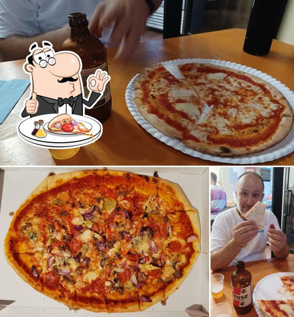 A Pizzeria Del Corso, puoi assaggiare una bella pizza