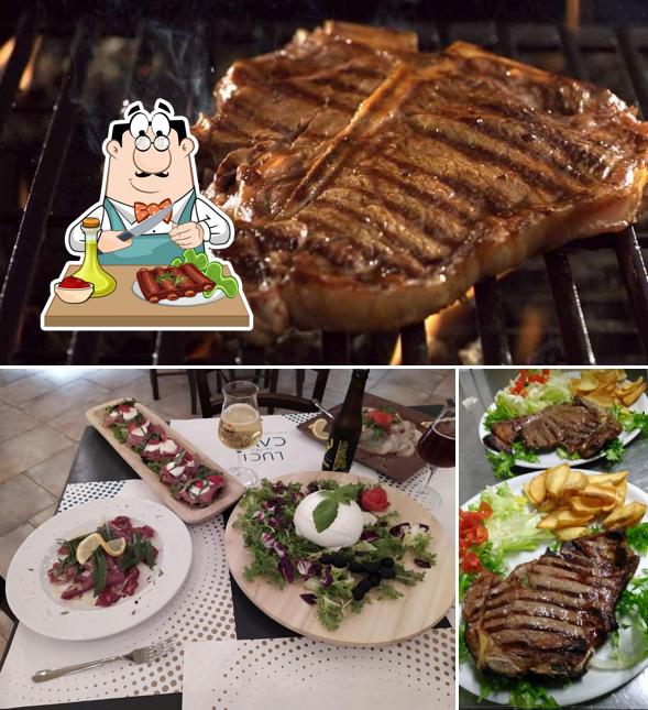 Ordina i piatti di carne a Luci in the cave