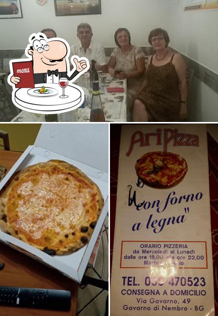 Guarda la foto che mostra la cibo e interni di ARI PIZZA