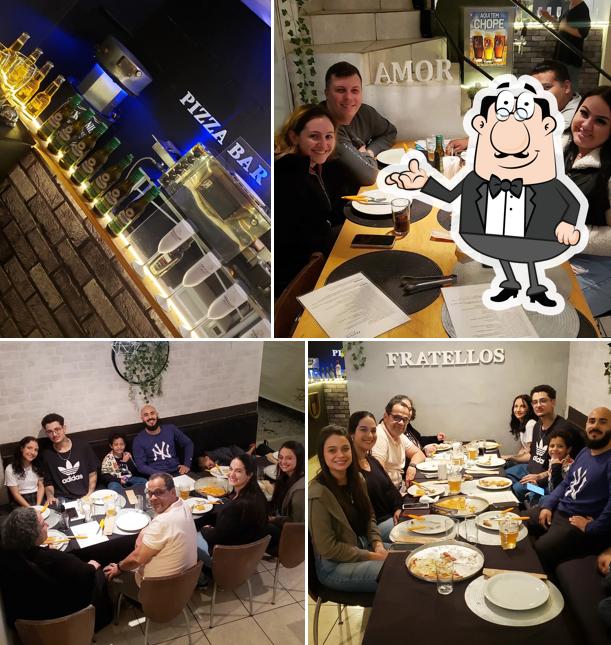 Sente em uma das mesas no Fratellos Itu Pizzaria