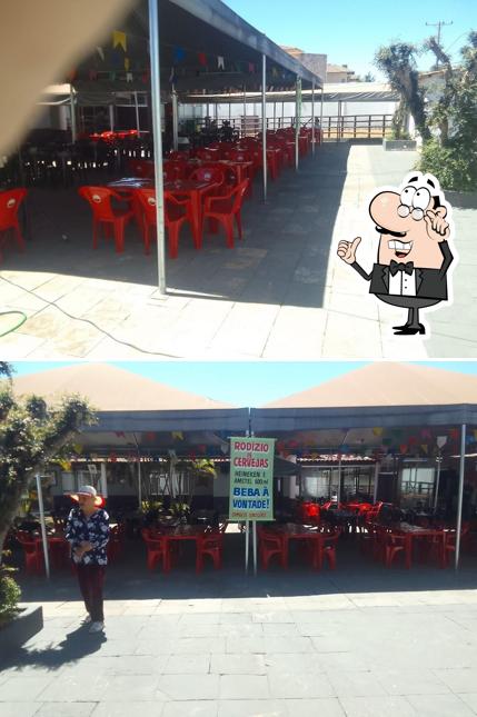 Sente em uma das mesas no Fazendinha Self service