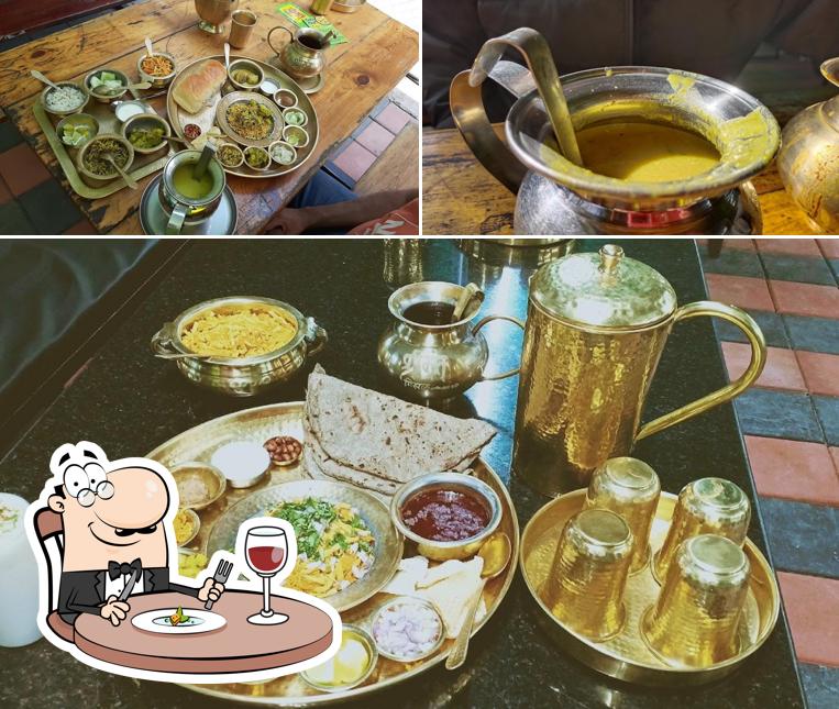 Food at Shrimant Misal Aani Barech Kahi, Abhimaanshri