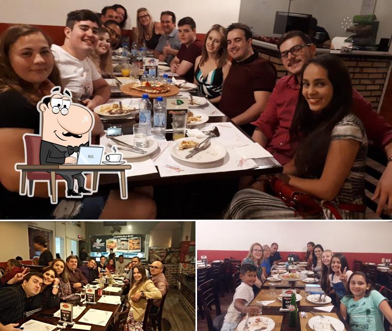Veja imagens do interior do Figaro's Pizzaria