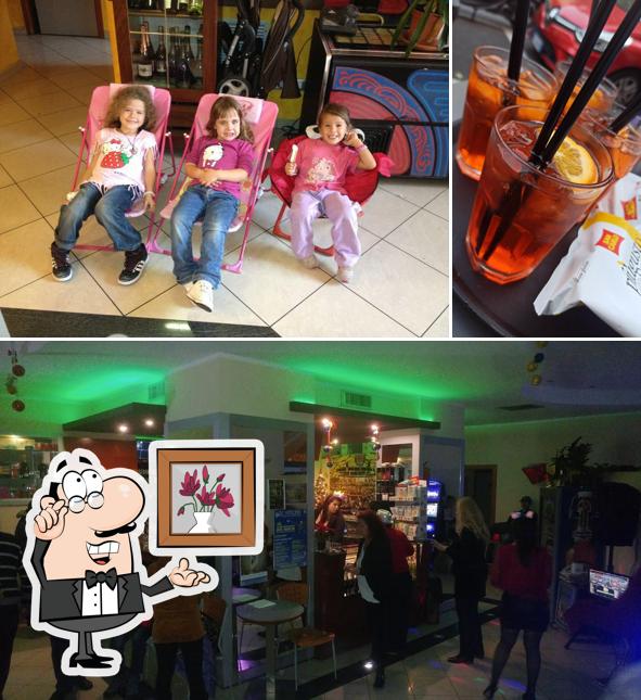Dai un’occhiata alla immagine che mostra la interni e cibo di Bar Camaleonte