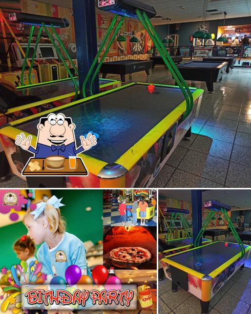 Guarda la foto che presenta la cibo e bevanda di Bowling