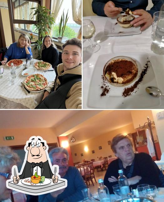 La cibo e interni del ristorante