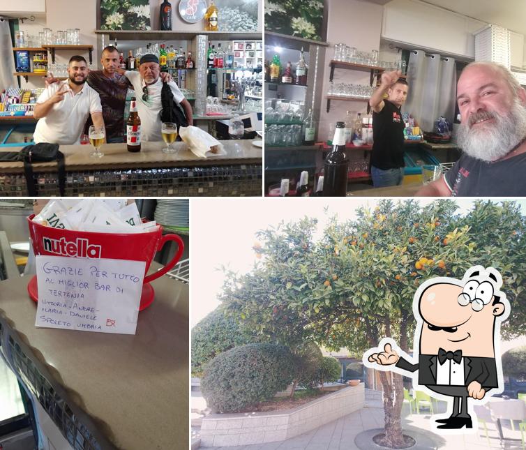 Dai un'occhiata agli interni di Bar la piazzetta
