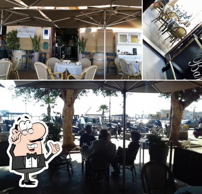 Gli interni di Bar Napoleone