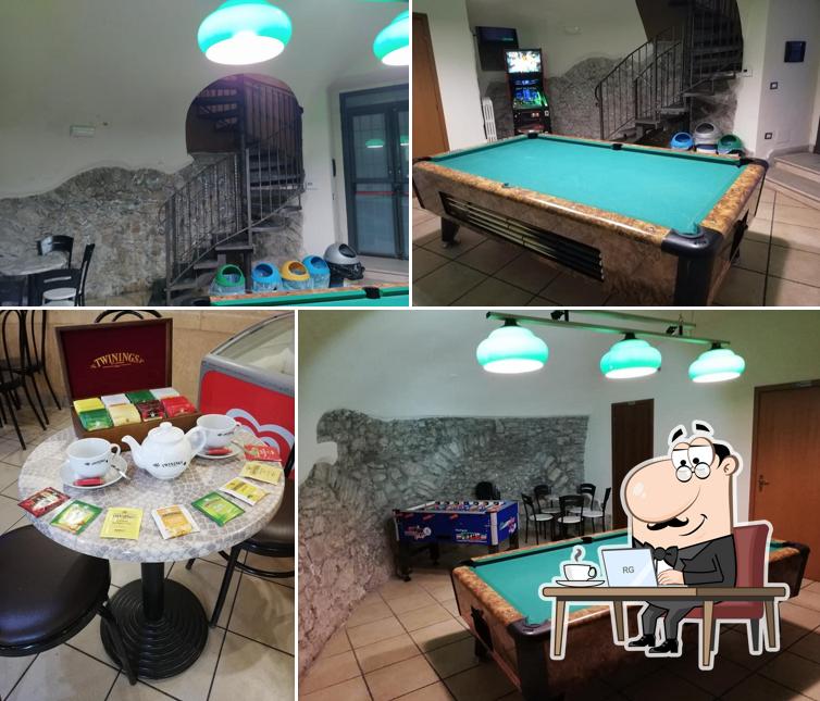 Siediti a un tavolo di Caffè Neviera Di Molinario Lino