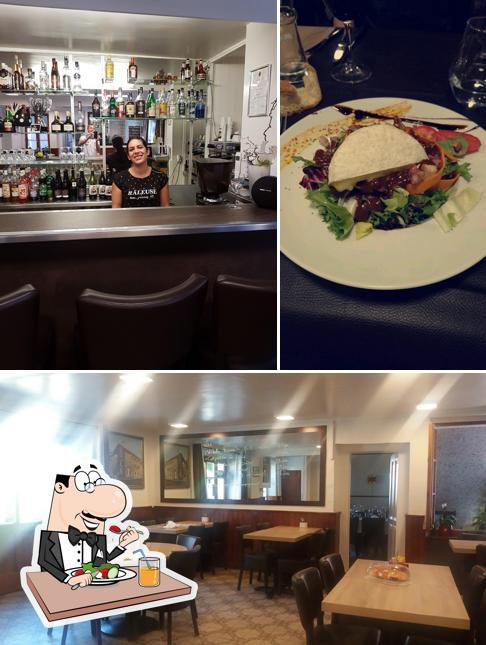 Dai un’occhiata alla foto che presenta la cibo e interni di Café De La Place