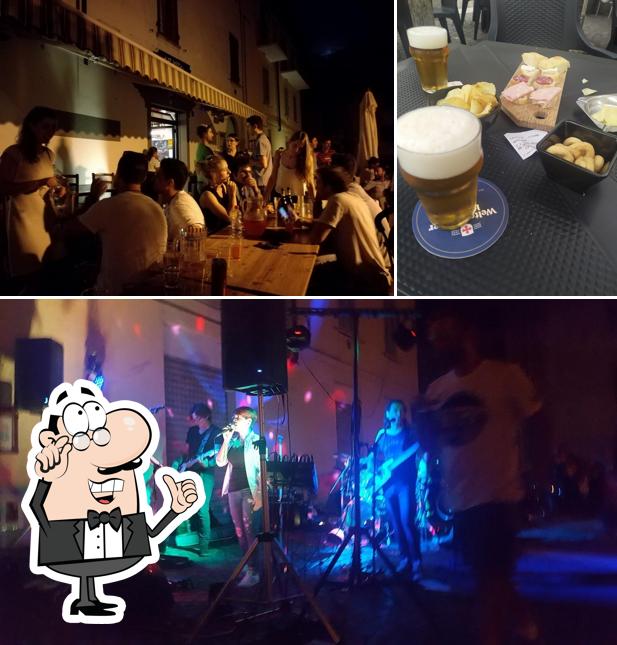 Dai un'occhiata agli interni di Bar Vitali
