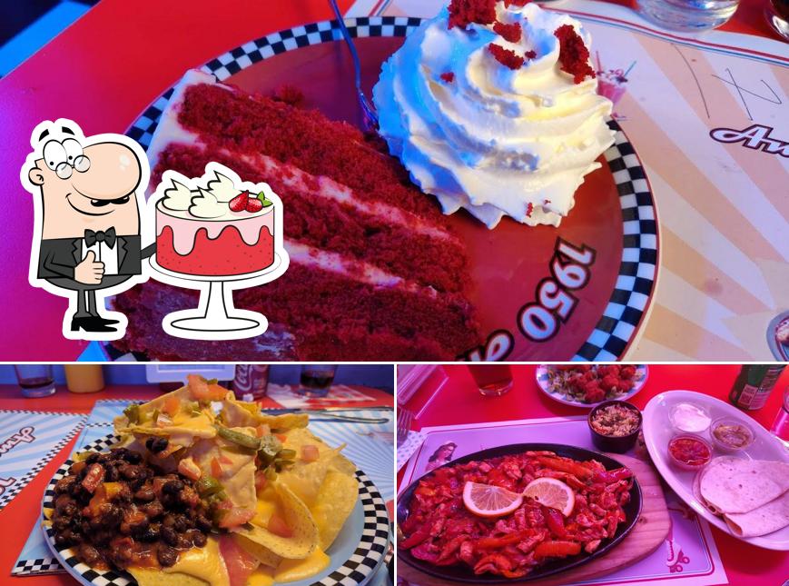 Red velvet cake al 1950 American Diner - FIRENZE CENTRO STORICO