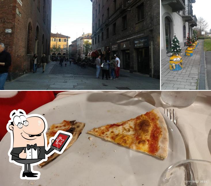 La foto della esterno e cibo di La Piedigrotta