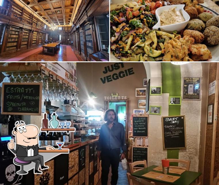La immagine di interni e cibo da Just Veggie Ortigia