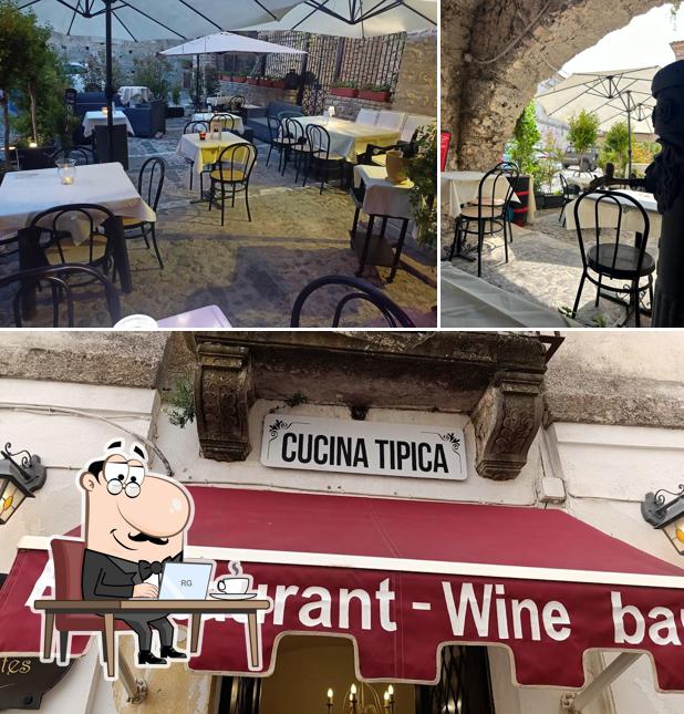 La interni e bancone da bar del ristorante