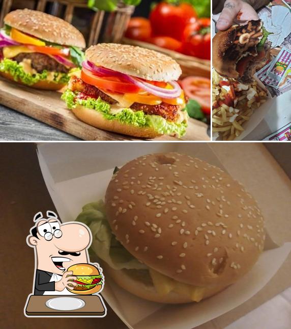 Gustati uno dei tipi di hamburger disponibili a Chiosco La Nuova Greppia Piadineria