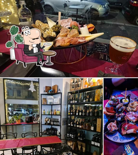 La interni e cibo del ristorante La interni e cibo del ristorante