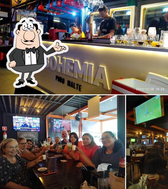 Sente em uma das mesas no Frigideira Bar e Restaurante