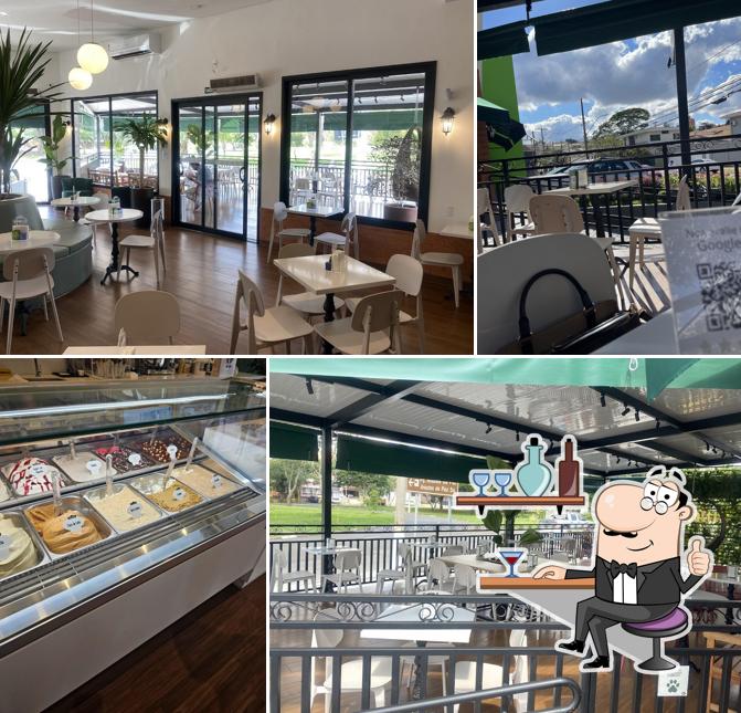 Sente em uma das mesas no Gelato Borelli Taquaral
