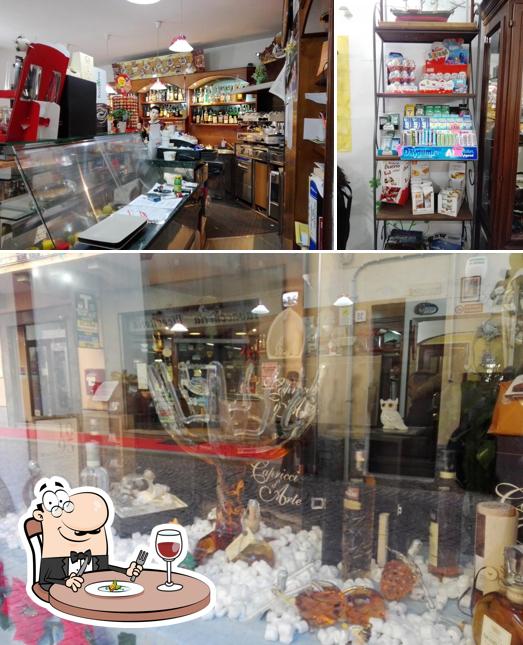 Tra le varie cose da Bar Momento si possono trovare la cibo e alcol