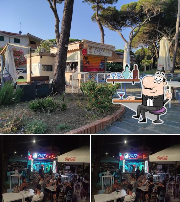 Gli interni di 7e17 Beach Bar