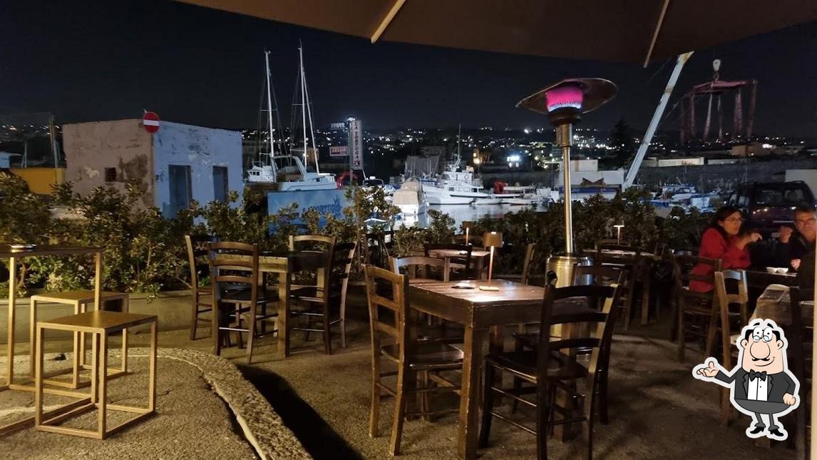 Dai un'occhiata agli interni di 22 Lounge Bar