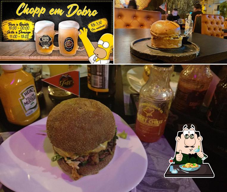 Confira a imagem mostrando comida e cerveja no Big Jeffs Burger