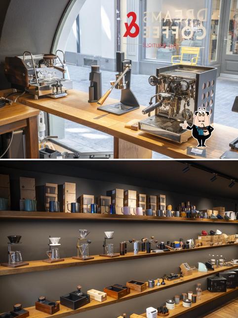 Goditi qualcosa da bere a Dreams and Coffee