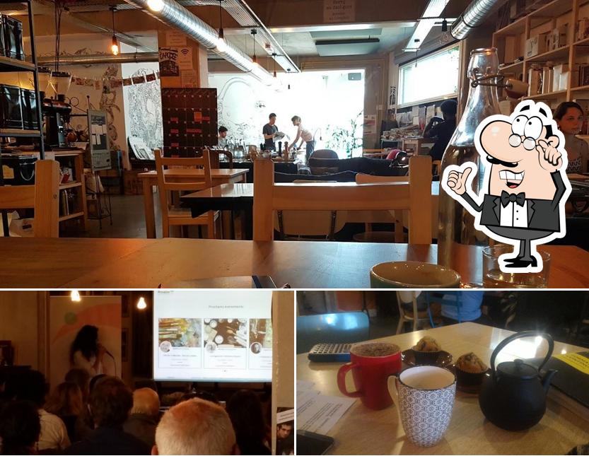 Installez-vous à l'une des tables de BEAJ KAFE