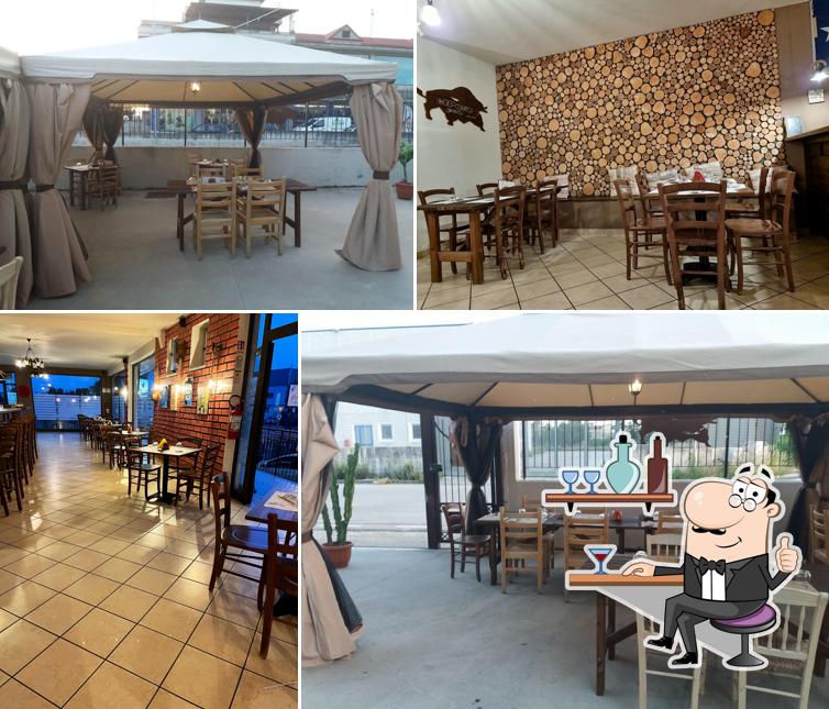 Dai un'occhiata agli interni di El Paso braceria pub