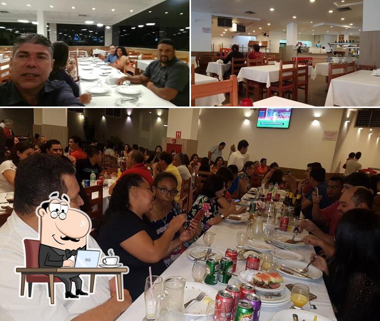 Sente em uma das mesas no Espetto's - Churrascaria