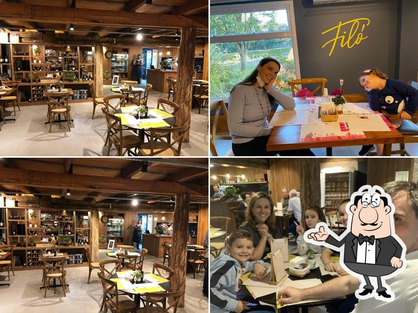 Sente em uma das mesas no Filó Café