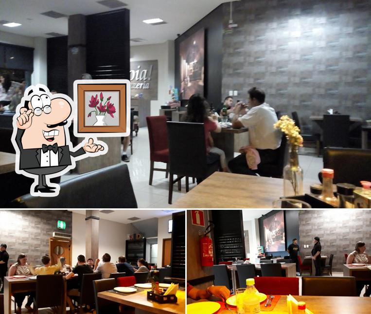 Sente em uma das mesas no Gioia! Pizzeria