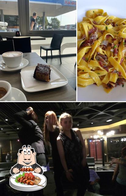 Questa è la foto che raffigura la cibo e bancone da bar di 500 Caffè