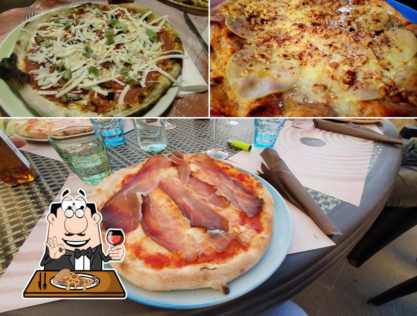 A Pizzeria Della Venezia, puoi ordinare una bella pizza